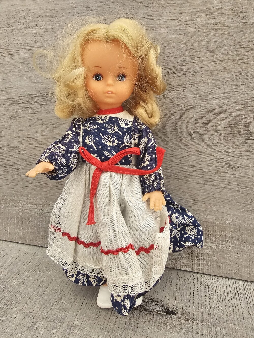 Vtg Uneeda Doll 1977 "Friends From Foreign Lands" Holland 8"